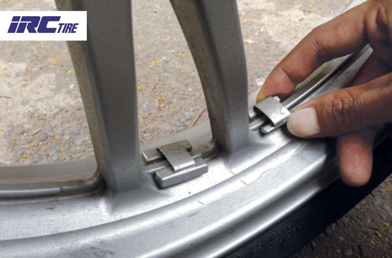 Lốp xe máy bị dính đinh gây ra hiện tượng đảo bánh