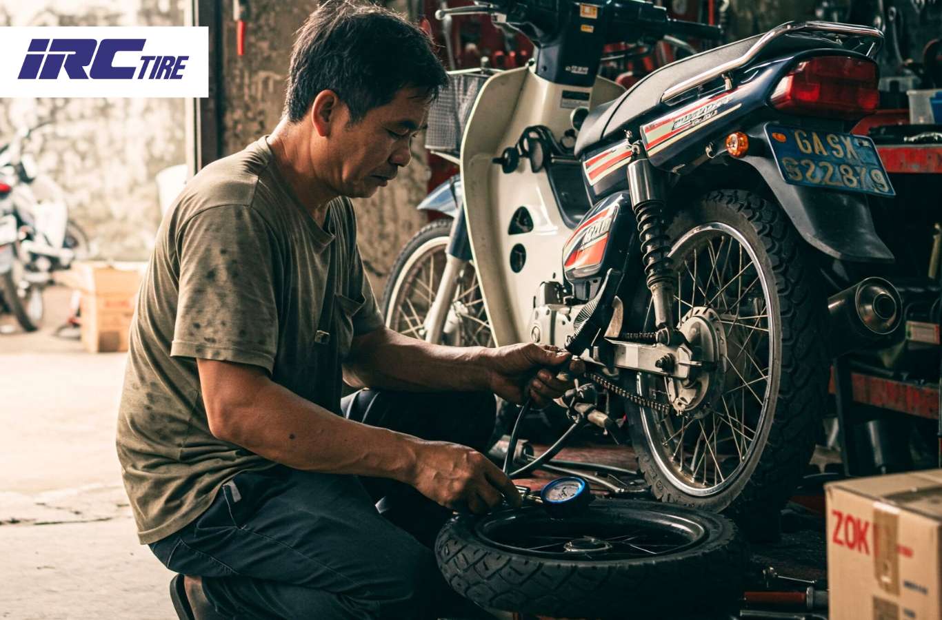 Kiểm tra và bơm áp suất lốp định kỳ