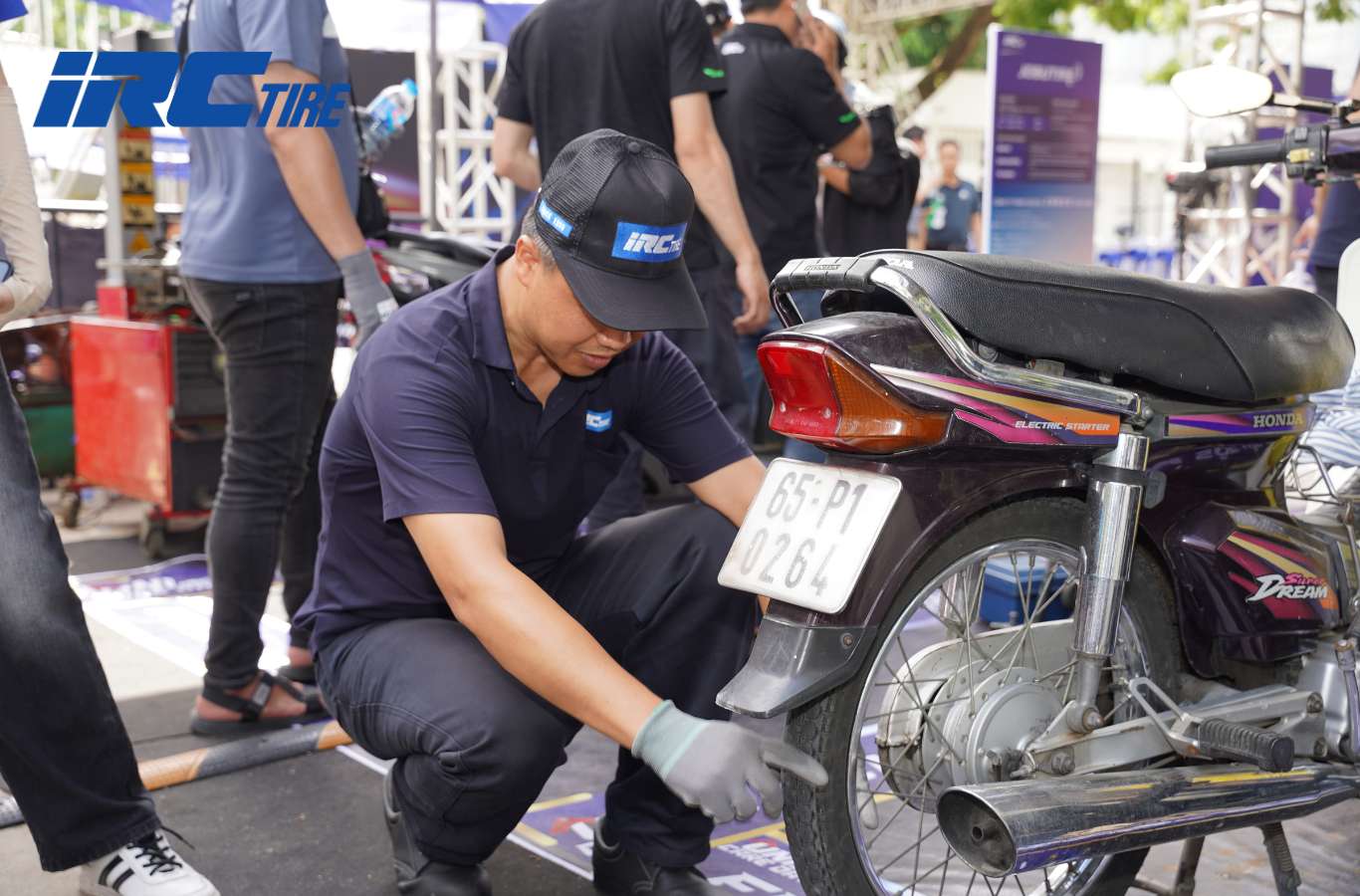 Biện pháp phòng tránh lốp xe máy bị dính đinh