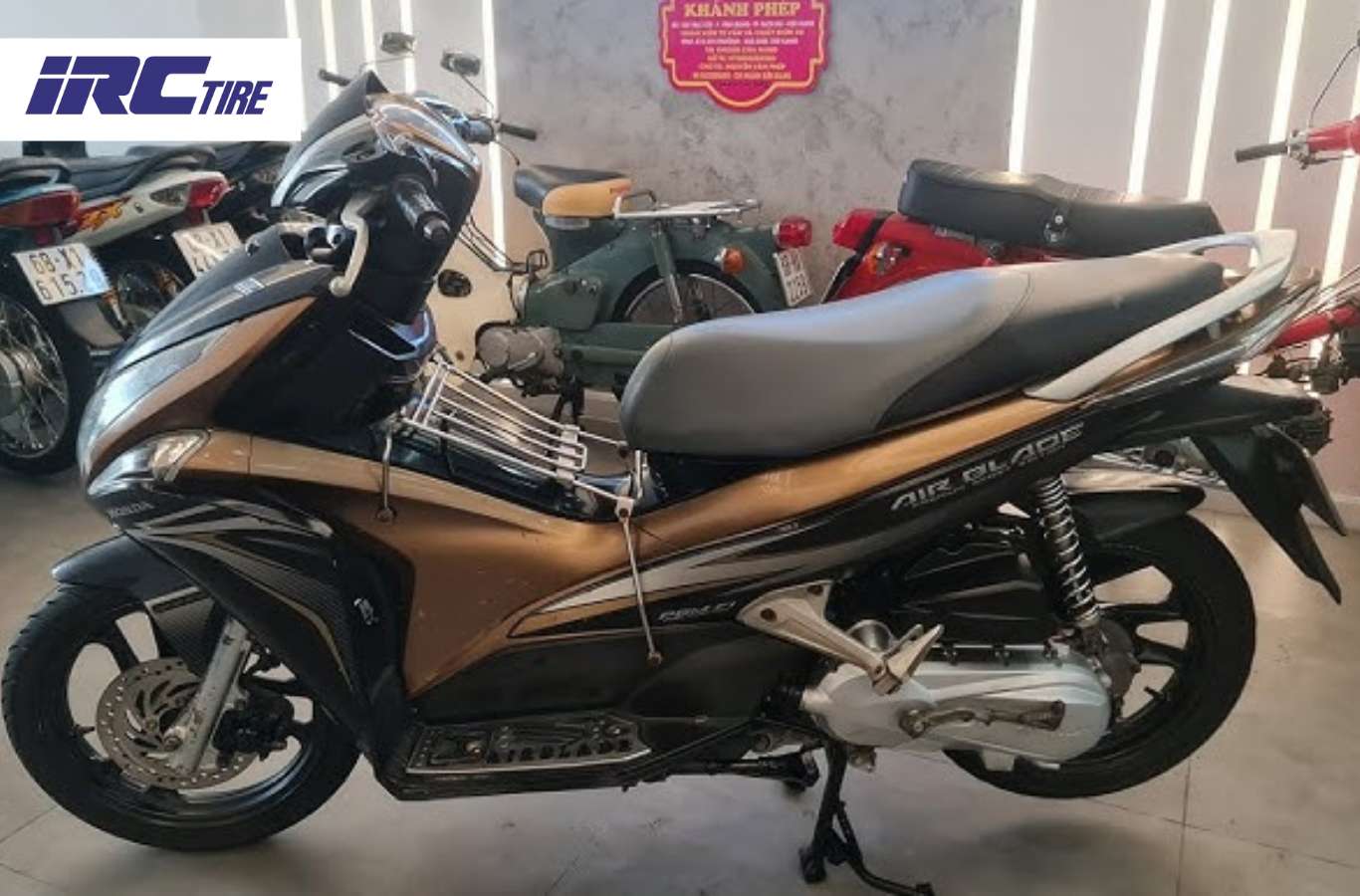 Lốp xe không săm Airblade giá bao nhiêu?