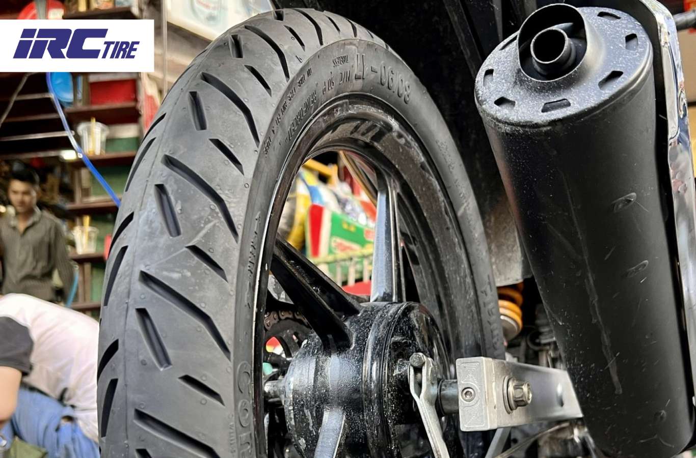 Nên làm gì khi lốp xe máy bị gắn sai chiều?