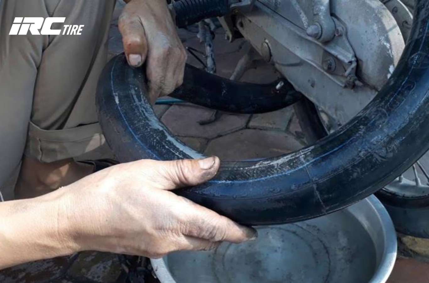 Thay săm xe máy bao nhiêu tiền?